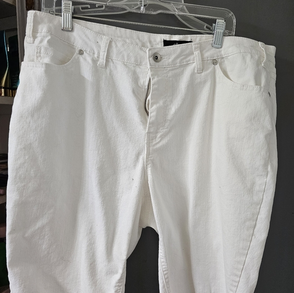 White shorts - Picture 2 of 2